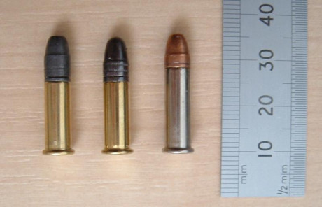 han llegado a mi tres balas raras, en un principio y de un vistazo rápido pensé que eran 22lr con puntas 51