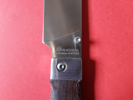 Vendo una navaja de la marca  Magnum, de Böker . Pieza de gran tamaño, con hoja al estilo de los cuchillos 00