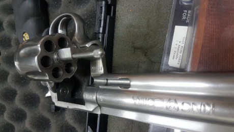 Vendo Colt King Cobra Inox 6" en Barcelona. 
Empuñadura hoguera nueva y estuche.
Guiado en F Como 00