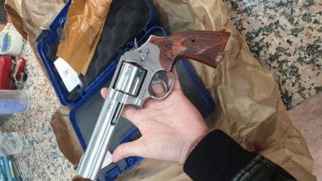 Buenas a todos,
Por fin me ha llegado el revolver que pedí hace un año y quisiera saber si se puede disparar 10