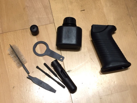 Oferta, accesorios escopeta Saiga: pistolete, herramienta desmontaje, kit limpieza y aceitera. 15 euros 00