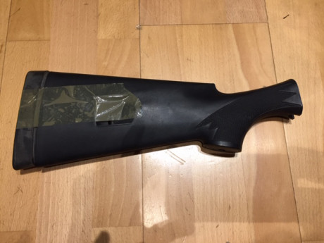 Vendida, culata escopeta Benelli con cantonera de goma antiretroceso. 15 euros más 5 portes península. 00