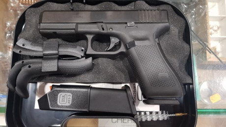 Un amigo me ha comprado una  arma y necesita vender esta Glock 17 de 5 Gen , esta impecable , los 2 cargadores 02