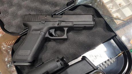 Un amigo me ha comprado una  arma y necesita vender esta Glock 17 de 5 Gen , esta impecable , los 2 cargadores 01