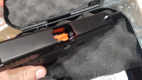 Un amigo me ha comprado una  arma y necesita vender esta Glock 17 de 5 Gen , esta impecable , los 2 cargadores 00