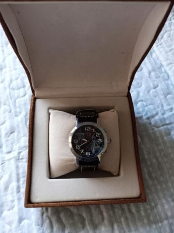 Vendo reloj AVIADOR edición limitada, con número de serie 1061/2000. En acero inoxidable, resistente al 02