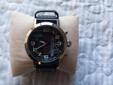 Vendo reloj AVIADOR edición limitada, con número de serie 1061/2000. En acero inoxidable, resistente al 00