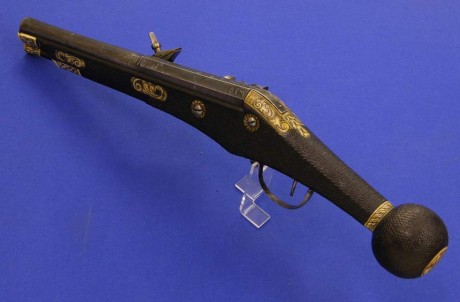 Voy a colocar unas fotos de un arma larga alemana de llave de mecha del siglo XVI. 72