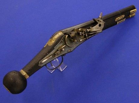 Voy a colocar unas fotos de un arma larga alemana de llave de mecha del siglo XVI. 71