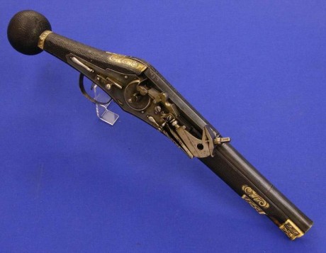 Voy a colocar unas fotos de un arma larga alemana de llave de mecha del siglo XVI. 70