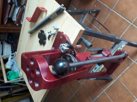 Vendo prensa progresiva Hornady modelo Pro7. Es antigua pero muy robusta. Para toda la vida. Pesa 8 kg.
Va 02