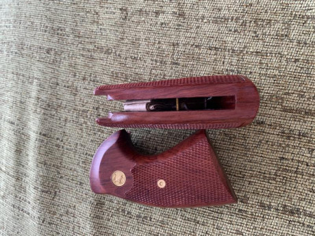 Vendo cachas para Colt Python nuevas.  70€ cada una puestas en casa del comprador. Tlf 652500517. 00
