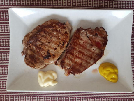Hoy para comer acelgas hervidas y chuletón de vaca gallega vieja con seis semanas de maduración en cámara 30