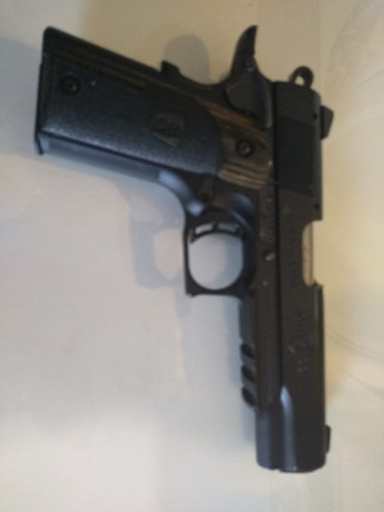 Pues lo dicho , vendo Browning modelo 1911 Black lebel del calibre 22 , guiada en F. con estuche original 01