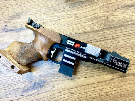 Un buen amigo, que deja la afición, me ha pedido que anuncie a la venta esta magnífica pistola. Ideal 02