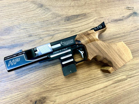 Un buen amigo, que deja la afición, me ha pedido que anuncie a la venta esta magnífica pistola. Ideal 01