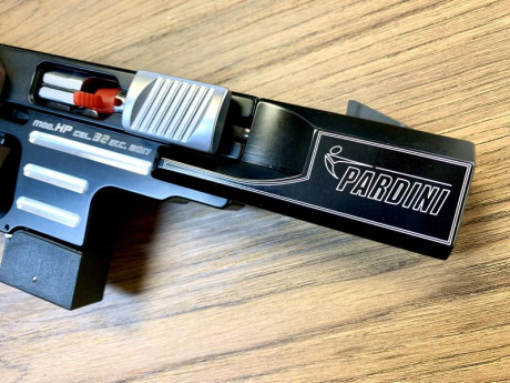 Un buen amigo, que deja la afición, me ha pedido que anuncie a la venta esta magnífica pistola. Ideal 12