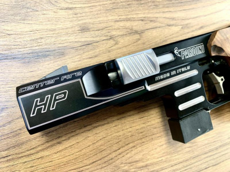 Un buen amigo, que deja la afición, me ha pedido que anuncie a la venta esta magnífica pistola. Ideal 11