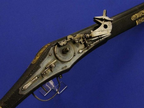 Voy a colocar unas fotos de un arma larga alemana de llave de mecha del siglo XVI. 82