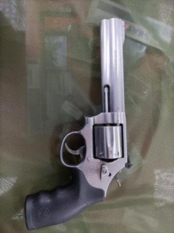 Vendo revolver usado con muy poco uso, Smith&Wesson calibre 357 MAG, modelo 686-6.
El revólver es 02
