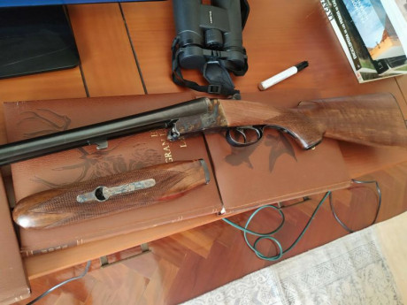 Aya modelo Número 3A, en  calibre 20/76  (Magnum). Cañón de 63 cm, con tres y una estrellas. Extractora. 00
