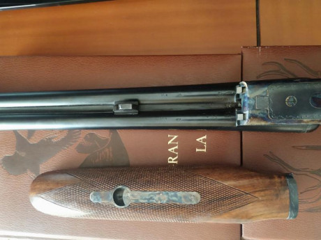 Aya modelo Número 3A, en  calibre 20/76  (Magnum). Cañón de 63 cm, con tres y una estrellas. Extractora. 12