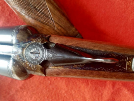 Aya modelo Número 3A, en  calibre 20/76  (Magnum). Cañón de 63 cm, con tres y una estrellas. Extractora. 22