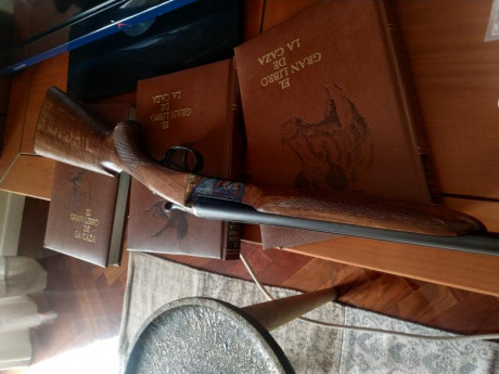 Aya modelo Número 3A, en  calibre 20/76  (Magnum). Cañón de 63 cm, con tres y una estrellas. Extractora. 21