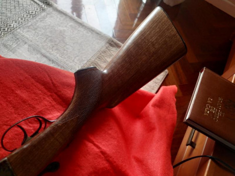 Aya modelo Número 3A, en  calibre 20/76  (Magnum). Cañón de 63 cm, con tres y una estrellas. Extractora. 31