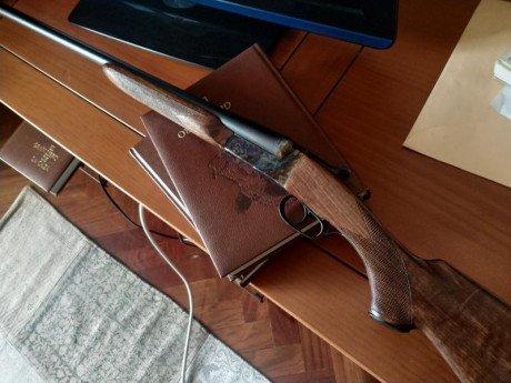 Aya modelo Número 3A, en  calibre 20/76  (Magnum). Cañón de 63 cm, con tres y una estrellas. Extractora. 41
