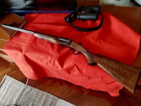 Aya modelo Número 3A, en  calibre 20/76  (Magnum). Cañón de 63 cm, con tres y una estrellas. Extractora. 30