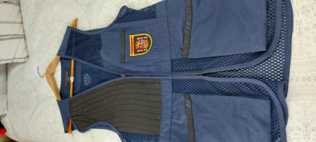 Se vende chaleco de tiro beretta..talla 50..una M..por 60 €..esta en Barcelona. 01