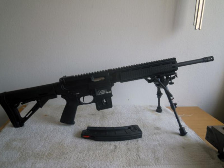 Vendo carabina semiautomática Smith&Wesson MP15-22, calibre 22 LR, ultimo modelo con guardamanos M-Lok, 00
