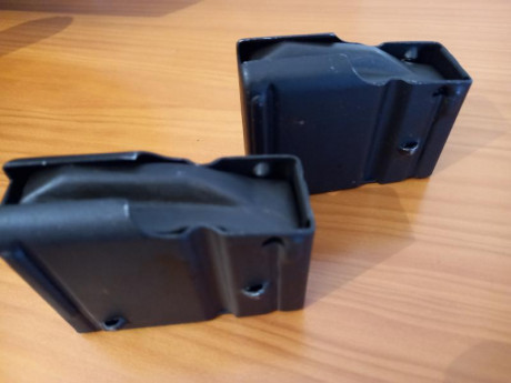 Cargadores de 5 cartuchos modelo legal para tiro deportivo , debiéndose limitar para su uso en caza a 00