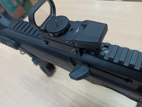 Por moyivos de salud, vendo una Beretta  X Storm 9 parabellum, pero no se subir fostos, alguien seria 41