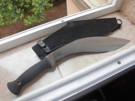Hola a todos, busco una funda rígida para un Kukri de Cold Steel, el modelo con hoja de 30 ctms. de largo 02