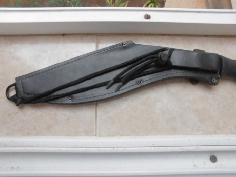 Hola a todos, busco una funda rígida para un Kukri de Cold Steel, el modelo con hoja de 30 ctms. de largo 01