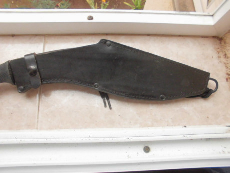 Hola a todos, busco una funda rígida para un Kukri de Cold Steel, el modelo con hoja de 30 ctms. de largo 00