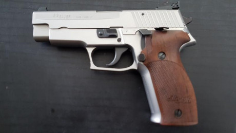 Buenos dias. Un amigo pone a la venta su SIG 226S por dejar el tiro. La pistola está nueva, impoluta.
Está 01