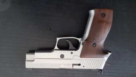 Buenos dias. Un amigo pone a la venta su SIG 226S por dejar el tiro. La pistola está nueva, impoluta.
Está 00