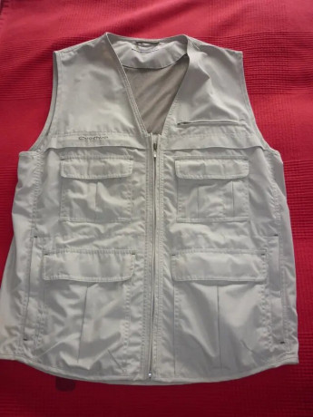 Chaleco de aventura multibolsillos Quechua, talla XL y color beige (arena), sin usar, y pantalon corto 02