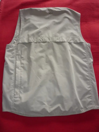 Chaleco de aventura multibolsillos Quechua, talla XL y color beige (arena), sin usar, y pantalon corto 01