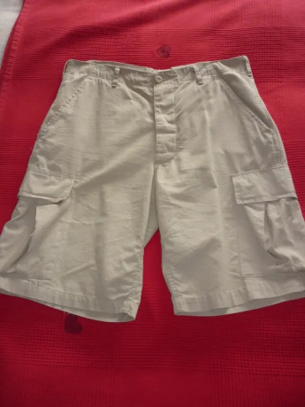 Chaleco de aventura multibolsillos Quechua, talla XL y color beige (arena), sin usar, y pantalon corto 12