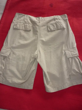 Chaleco de aventura multibolsillos Quechua, talla XL y color beige (arena), sin usar, y pantalon corto 11