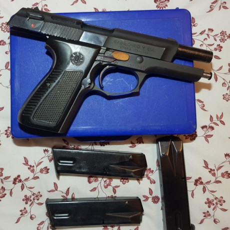 Se vende pistola Llama, modelo M-82, calibre 9 mm parabellum,  con tres cargadores y caja .
 Precio 80 01