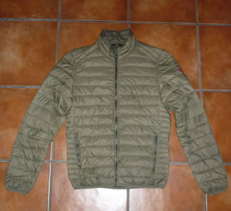 Hay que hacer hueco en los armarios.
-Chaqueta ligera Rock Experience, talla M y color verde oliva, comprada 01