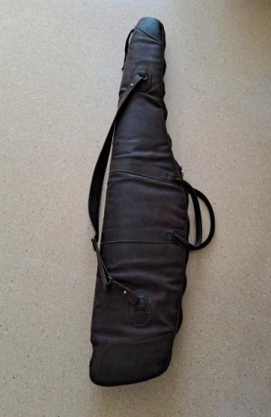 Vendo esta funda acolchada de cuero para rifle con visor. Poco uso, engrasada el año pasado.La vendo porque 02