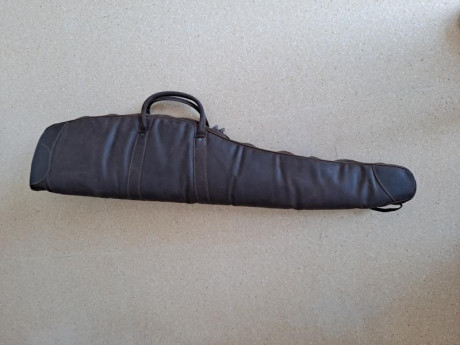 Vendo esta funda acolchada de cuero para rifle con visor. Poco uso, engrasada el año pasado.La vendo porque 01