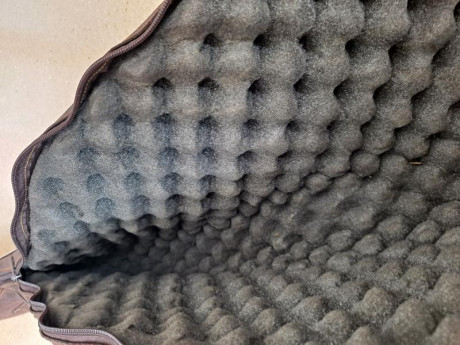 Vendo esta funda acolchada de cuero para rifle con visor. Poco uso, engrasada el año pasado.La vendo porque 00