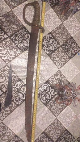 Buenas tardes compañeros, un amigo ha encontrado este sable del que no sabe la procedencia, en la hoja 12